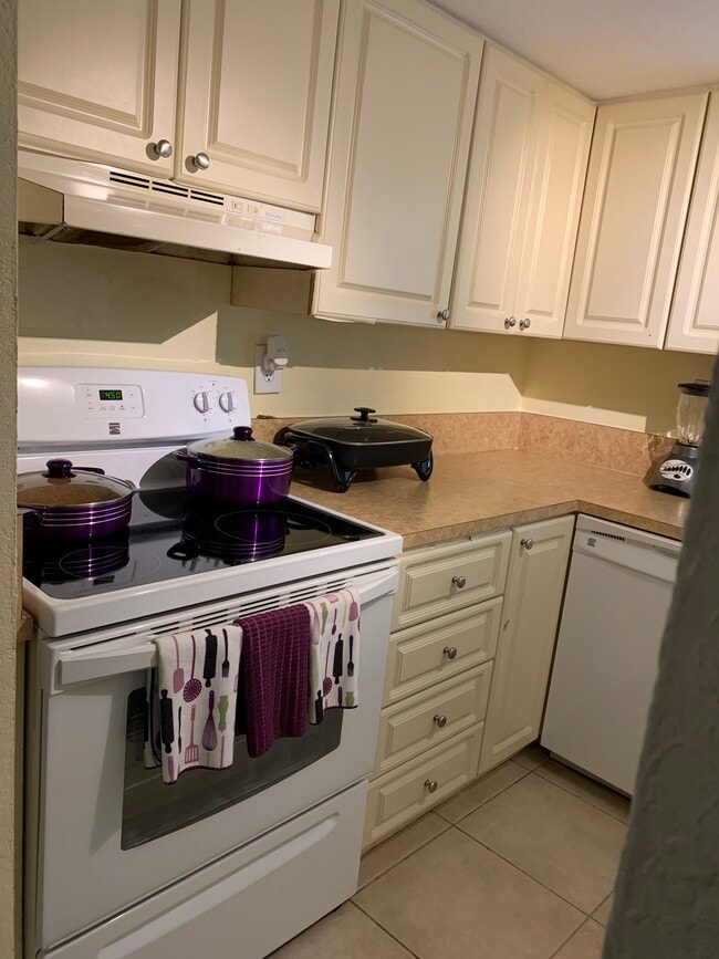 Building Photo - 8650 SW 109th Ave