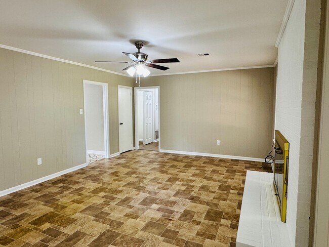 Building Photo - Room to Roam, Comfort to Stay — This Updat...