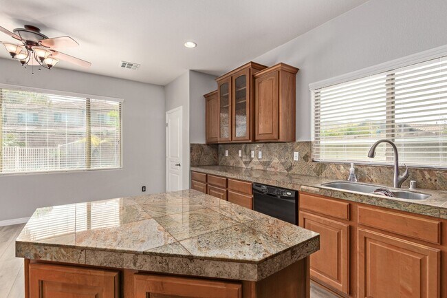 Building Photo - Lovely home in cul-de-sac lot with fenced pool!