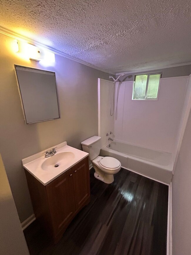 Building Photo - 2 Bedroom Apartment in Carrollton City Lim...