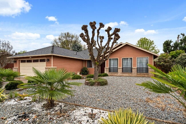 Building Photo - 2360 Temple Dr