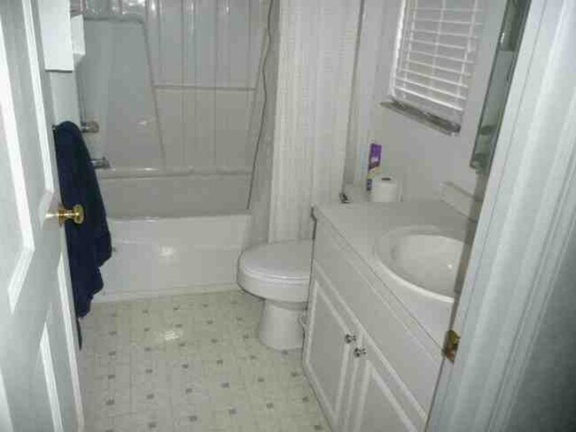 Building Photo - IDYLWILD LANE- 4 Bed/4.5 Bath Single Famil...