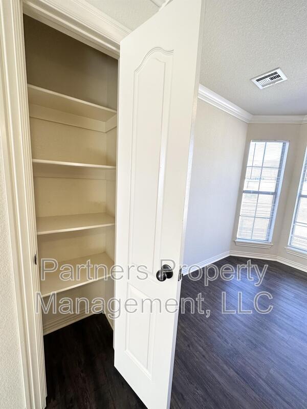 Building Photo - 2673 N Miranda St