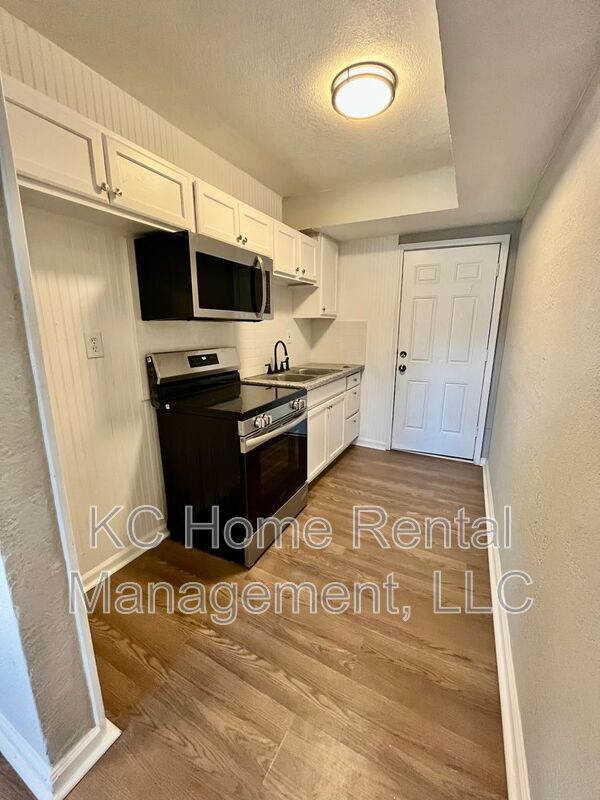 Building Photo - 4042 Paseo Blvd
