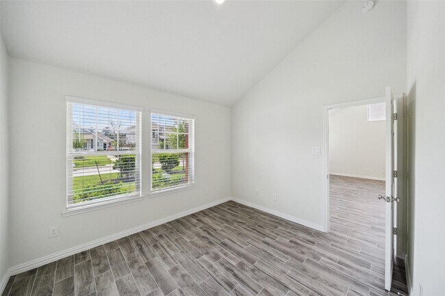Building Photo - 222 N Lynx Trail