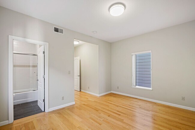 Building Photo - 3bed/2bath Top-Floor Flat w/ Modern SF Charm - Pet(s) Welcome