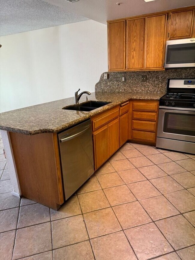 Building Photo - Beautiful 3 Bedroom House in Private Fontana Area CA 92337