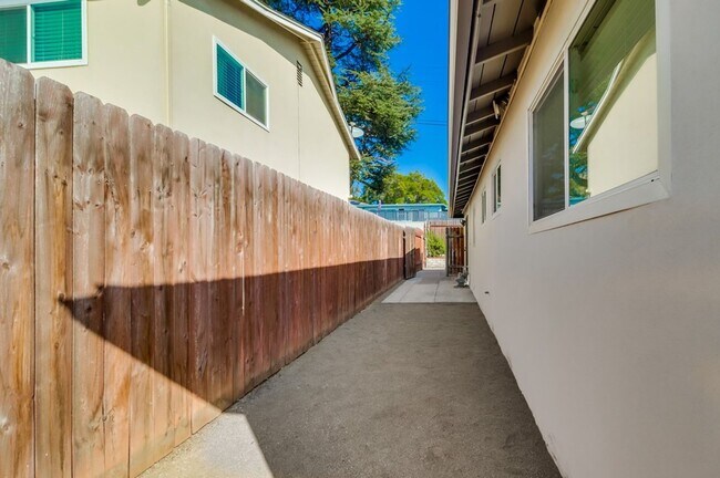 Building Photo - Pristine 4 bedroom, 2 bath, single level h...