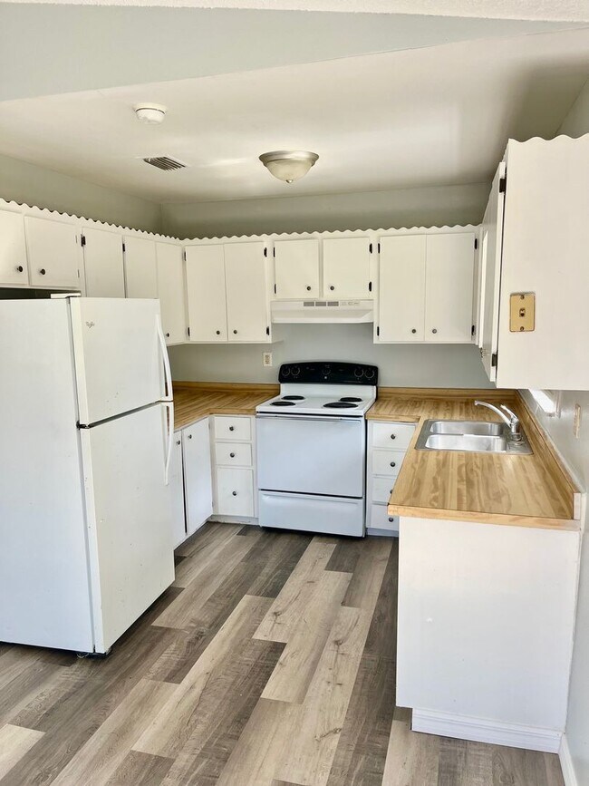 Building Photo - NICE 3BR/2BA Dade City Home w/ a Deck!! NO...