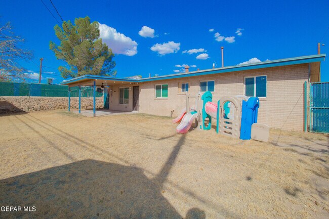 Building Photo - 451 Borrett St