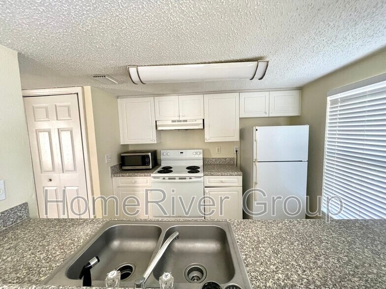 Building Photo - 8517 Lincoln Cove Dr