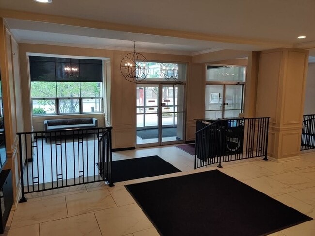 Building Photo - 2909 N Sheridan Rd