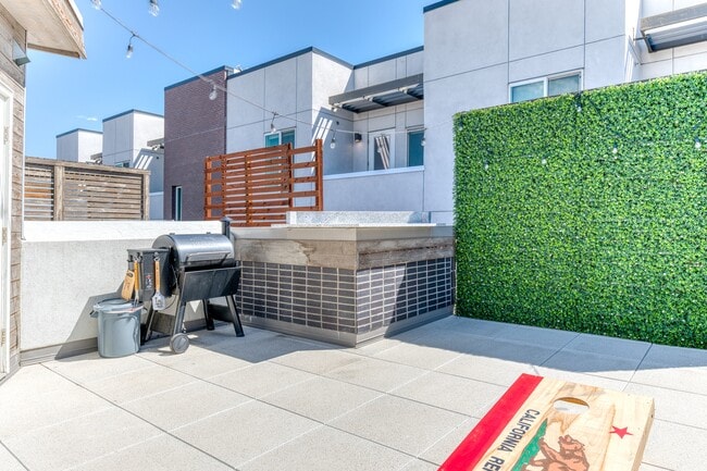 Building Photo - 2103 W 32nd Ave
