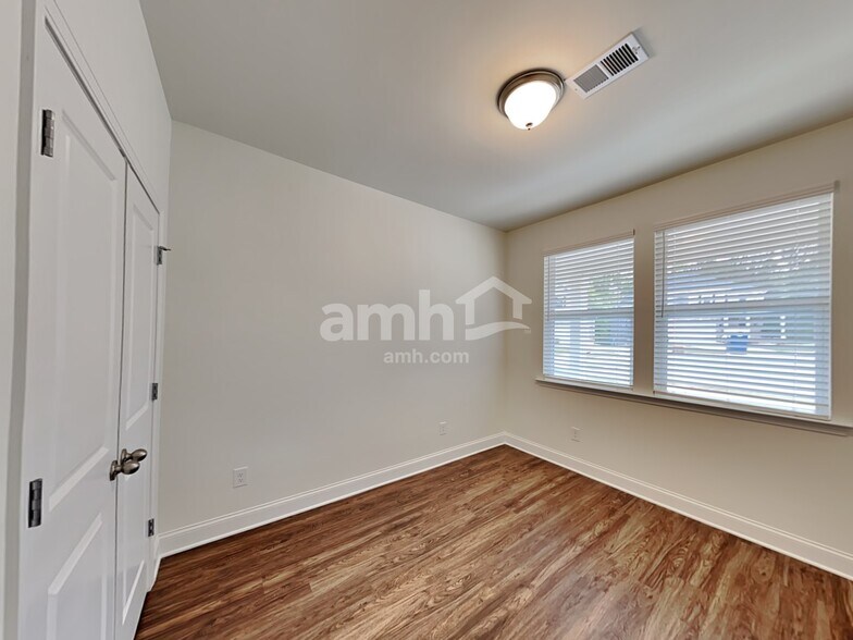 Building Photo - 597 Slew Dr