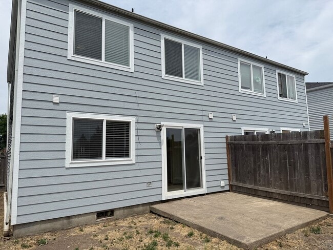 Building Photo - Updated 3-bedroom 1.5 bath duplex in Eugene!