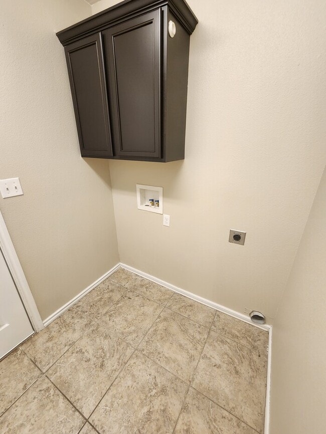 Building Photo - In Legends Park neighborhood! 3 bed 2 bath 2 car garage