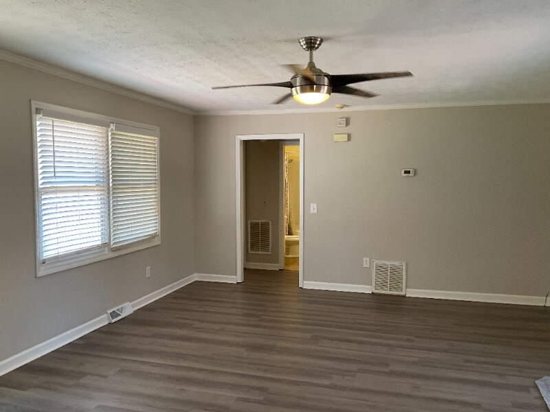 Building Photo - 220 Larchwood Dr