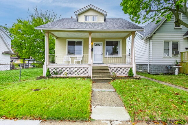 Primary Photo - 314 W Muir Ave