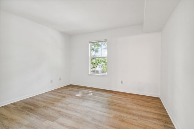 Building Photo - Amhurst III Apartments