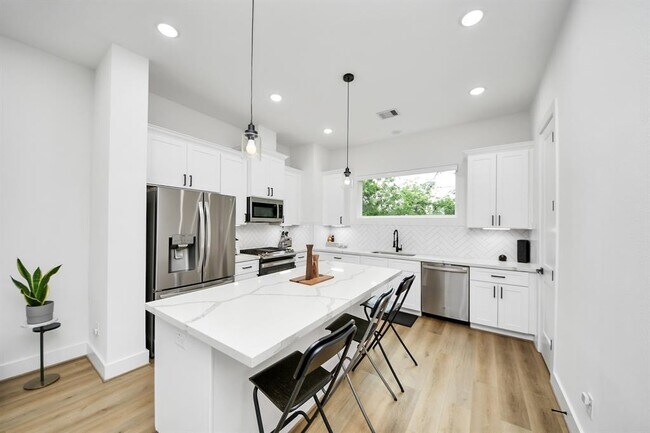 Building Photo - 3022 Live Oak St