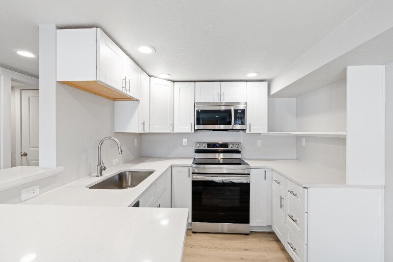 Building Photo - 3013 W Lakeside Dr