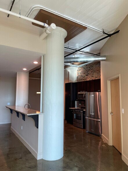 Kitchen island - 95 Perry St