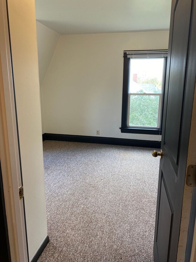 Building Photo - 902 E Kemp Ave