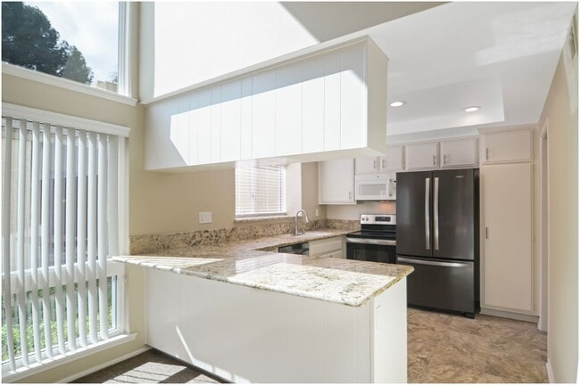 Building Photo - CHARMING SINGLE LEVEL HOME!