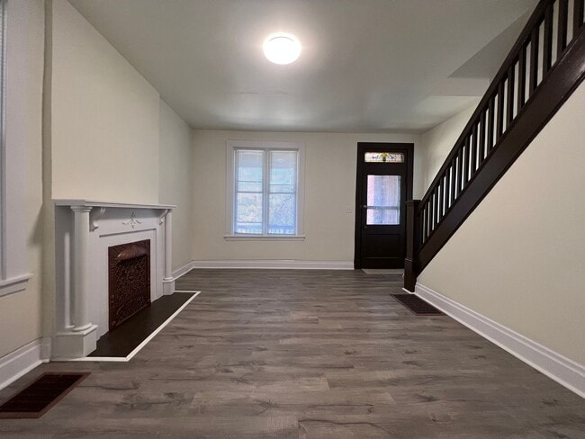 Building Photo - Updated 2BR 1 Bath townhouse with yard!