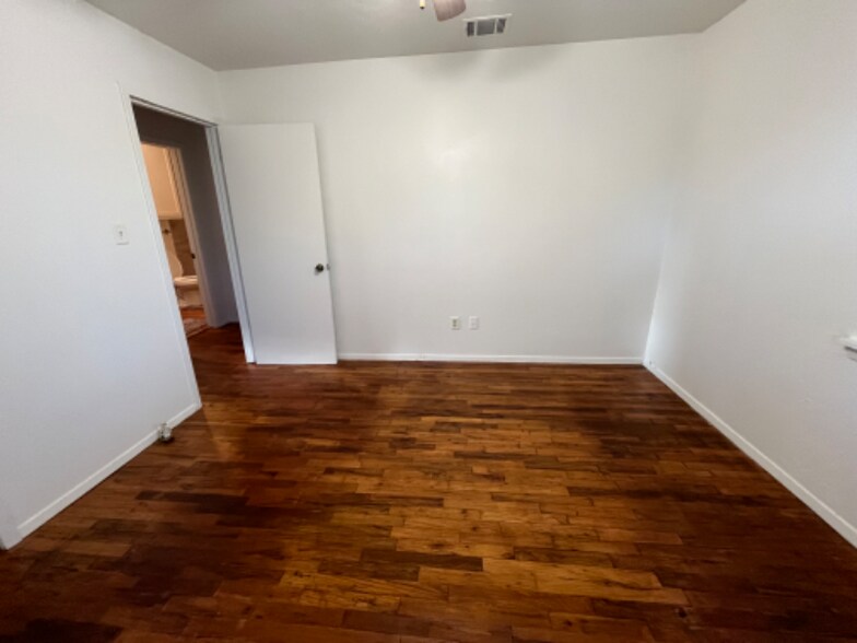 Building Photo - 102 E Pecan St