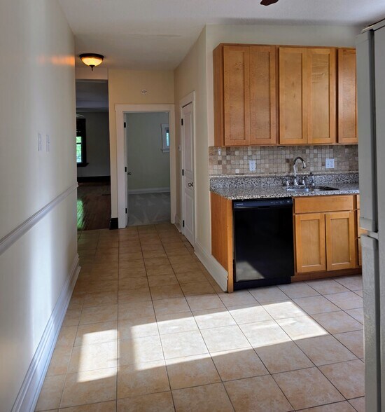 Kitchen - 5229 Lansdowne Ave