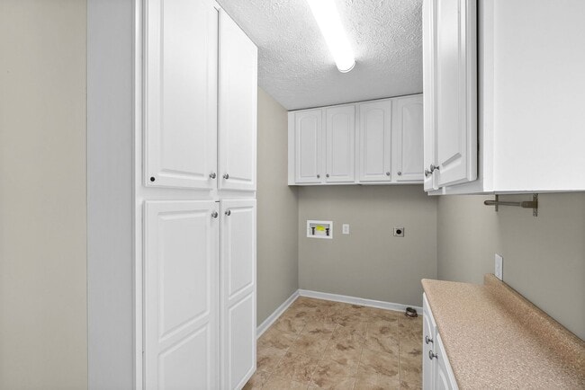 Building Photo - Pet Friendly Three Bedroom with Bonus!
