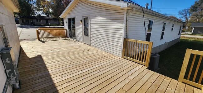 Building Photo - Spacious 3 Bedroom, 2.5 bathroom home with detached garage!