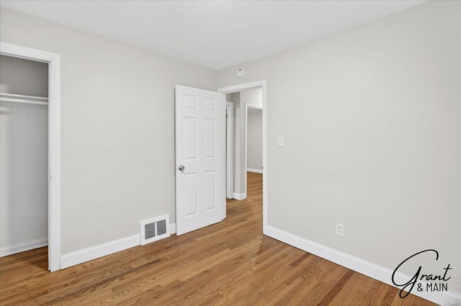 Building Photo - $1,350 - 3 Bed / 1 Bath  Home