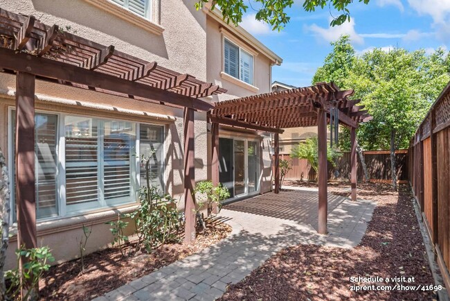 Building Photo - 742 Creekside Ct