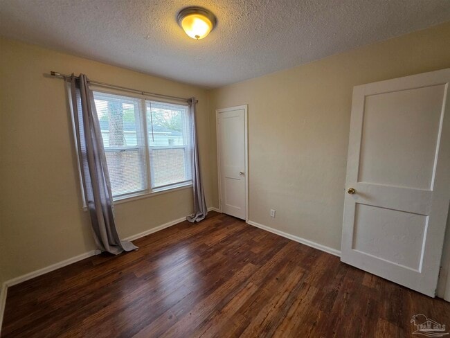 Building Photo - 203 SE Syrcle Dr