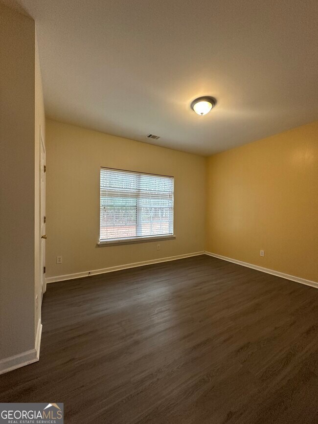 Building Photo - 1943 Oakbluff Way SW