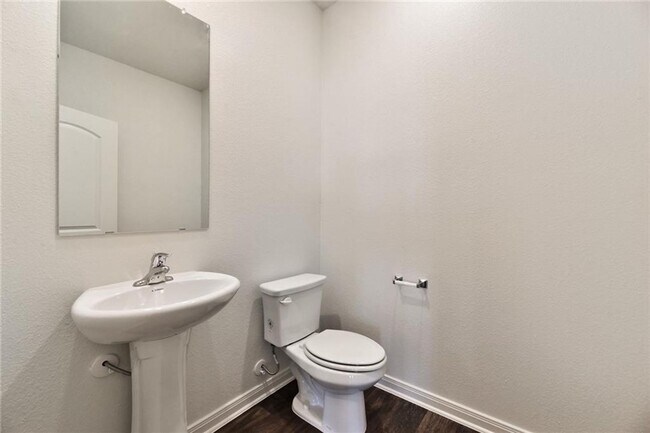 Building Photo - Beautiful 5 Bed 2.5 Bath Home!