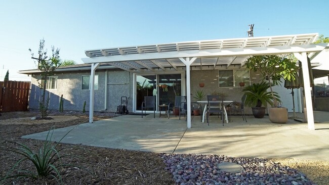 Building Photo - Updated 3 Bed, 2 Bath House in the Heart of Santee!