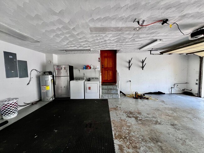 Building Photo - Brick ranch on half acre lot in Virginia B...