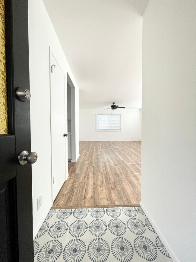 Building Photo - Remodeled Single Level Duplex!