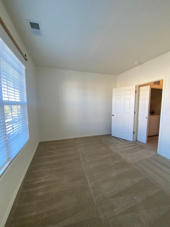 Building Photo - MOVE IN READY 2 Bed 2 Bath Unit with Patio