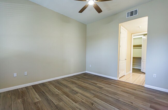 Building Photo - Top Floor 2 Bedroom Condo Located in Manha...
