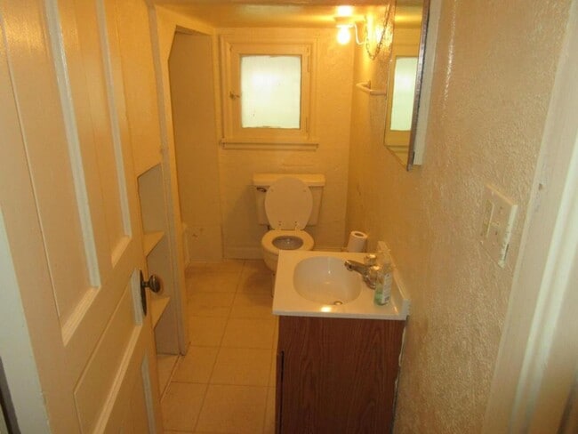 Building Photo - 3 Bedroom 1 Bathroom Duplex