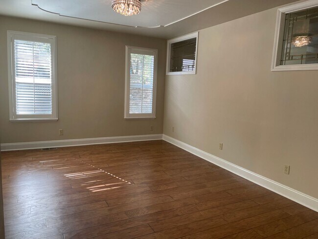 Building Photo - 3 bedroom, 3 bath, entertainment room, lib...