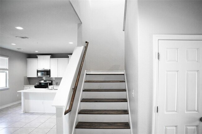 Building Photo - 341 Mary Max Cir