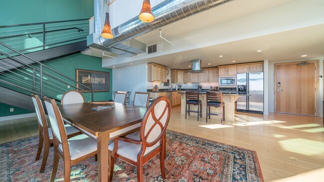 Building Photo - 417 E Kiowa St