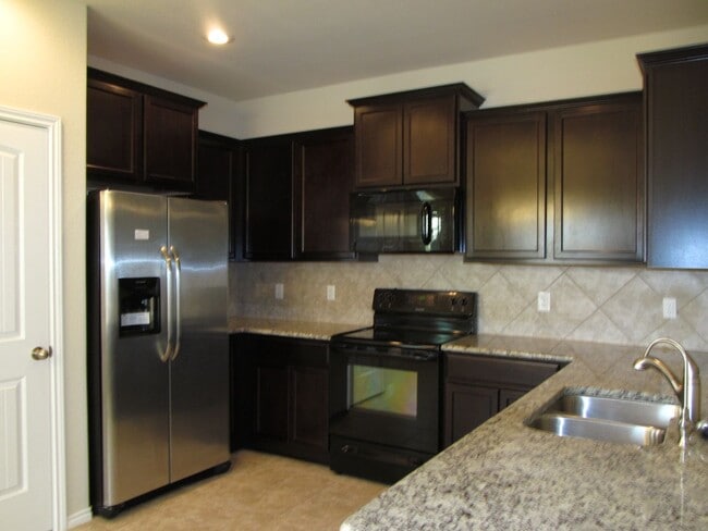 Building Photo - 3 BEDROOM NEAR STILLHOUSE HOLLOW LAKE