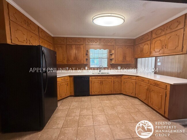 Building Photo - Charming Country Living with Modern Comforts