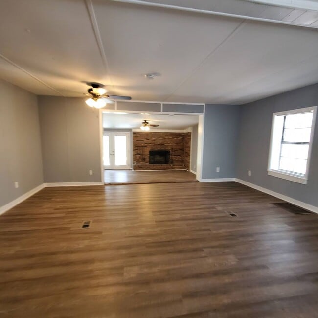 Building Photo - Southern Comfort Living: Exquisite 3BR/2BA...